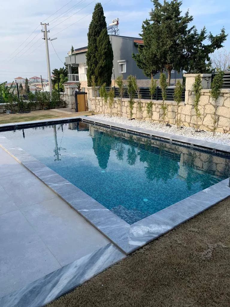 İzmir Çeşme'de Merkezi Konumda, Özel Havuzlu, 3+1 Modern Kiralık Villa görsel 1
