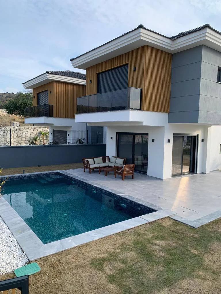 İzmir Çeşme'de Merkezi Konumda, Özel Havuzlu, 3+1 Modern Kiralık Villa görsel 2