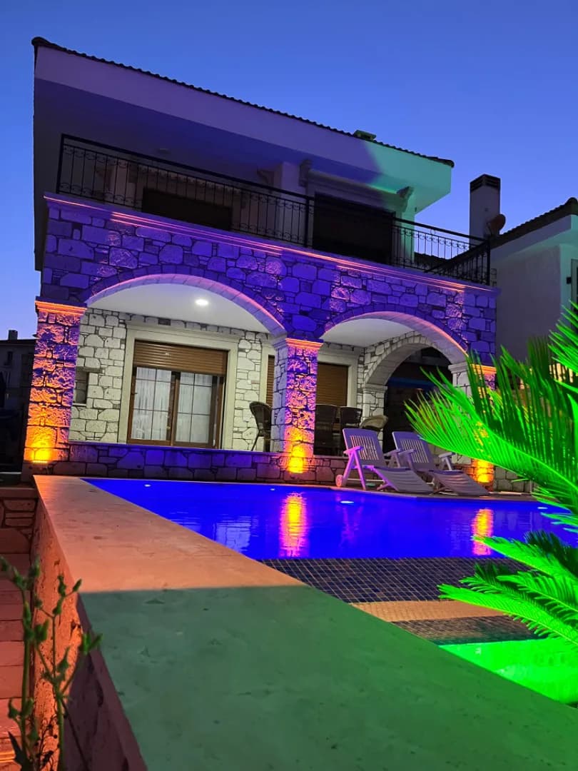 Çeşme Reisdere'de Merkezi Konumda, Özel Havuzlu, 6 Kişilik Villa görsel 2