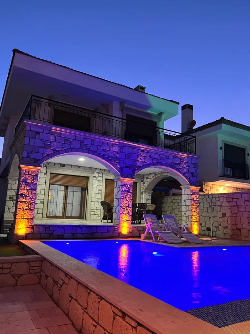 Çeşme Reisdere'de Merkezi Konumda, Özel Havuzlu, 6 Kişilik Villa görsel 3