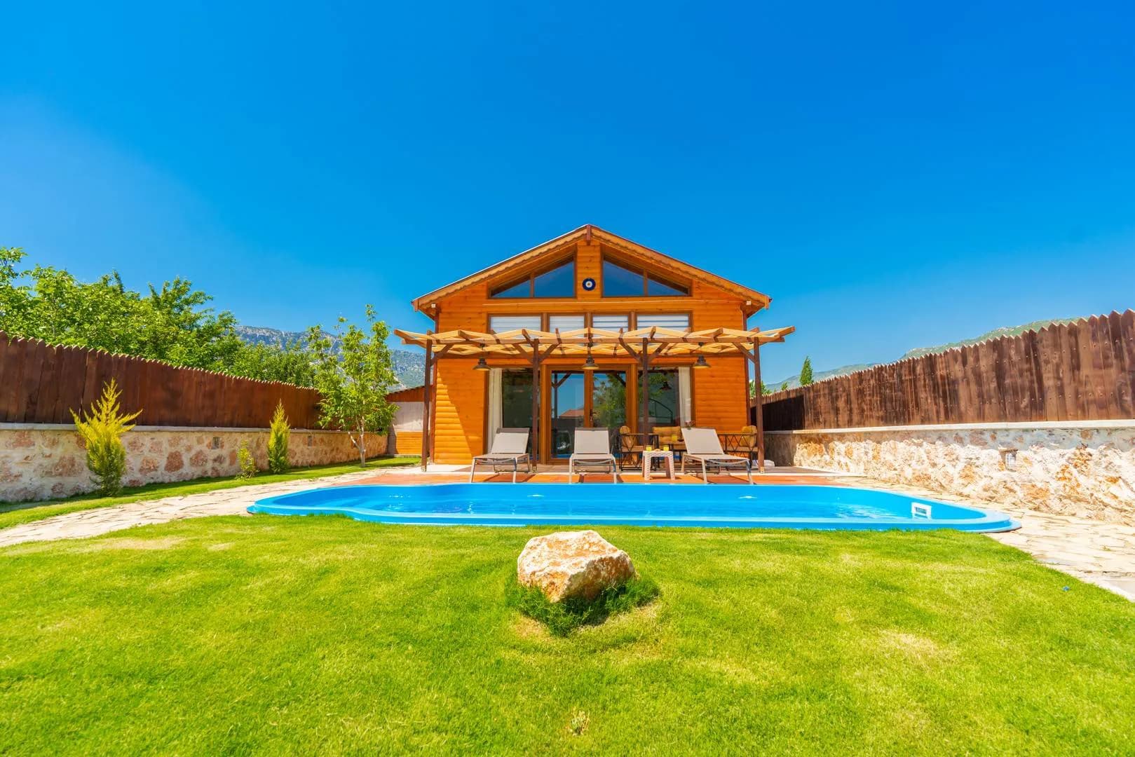Antalya Kaş'ta Ahşap Tasarıma Sahip, Özel Havuzlu, 4 Kişilik Villa görsel 1