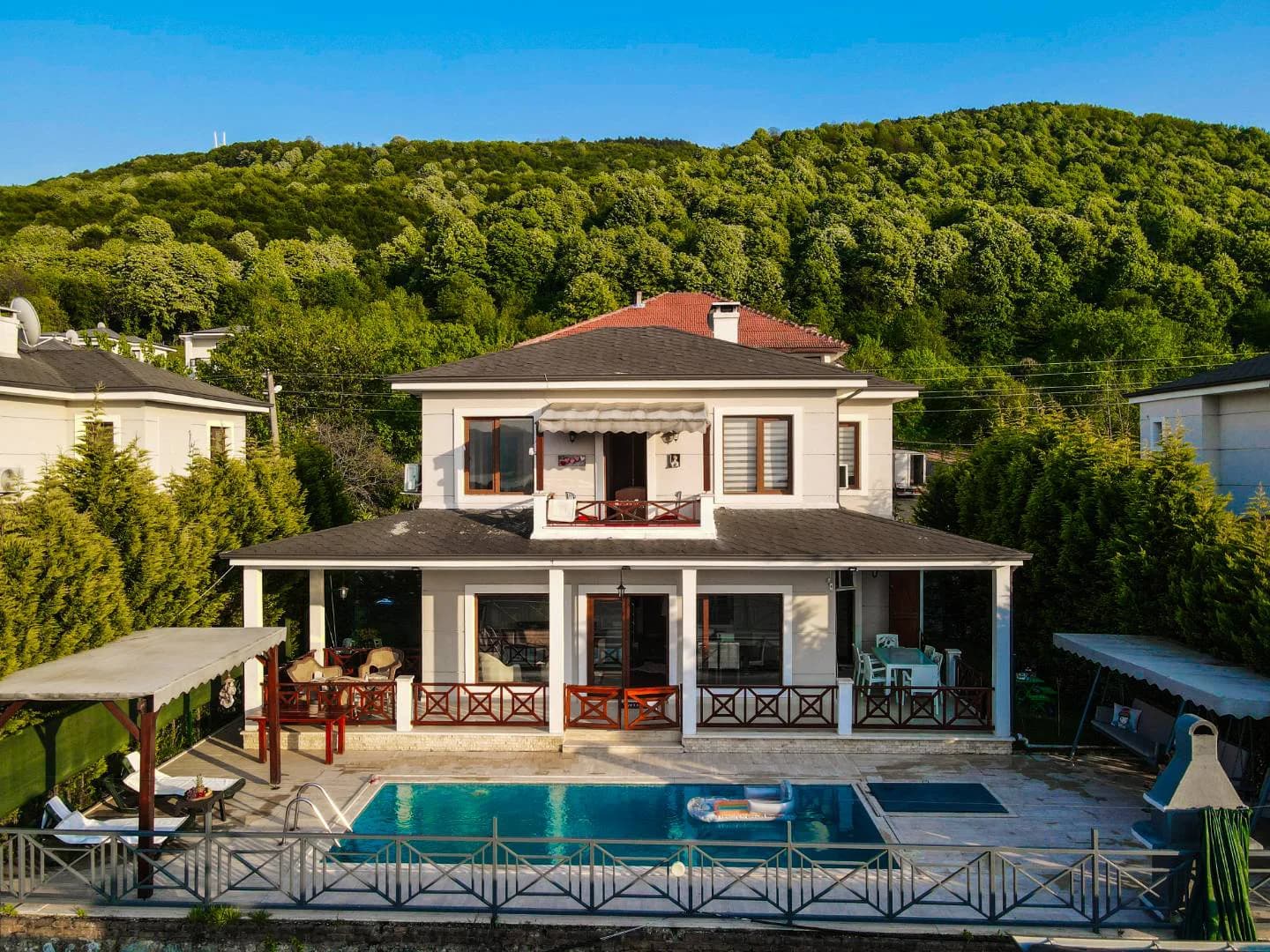 Sakarya Sapanca'da Geniş Bahçeli, Özel Havuzlu, Muhafazakar Villa görsel 1