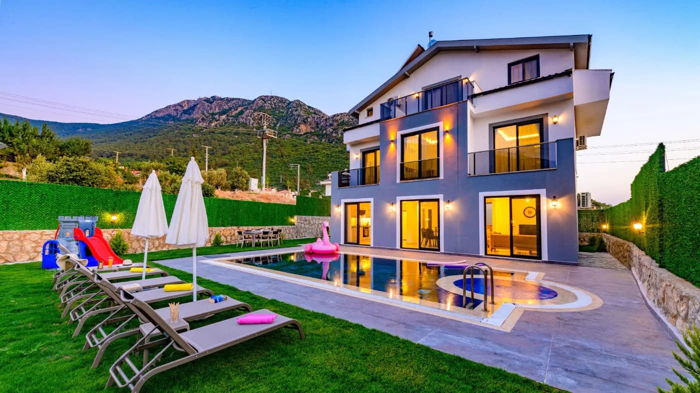 Ölüdeniz Hisarönü'nde Geniş Bahçeli, Özel Havuzlu, 4+1 Kiralık Villa görsel 1