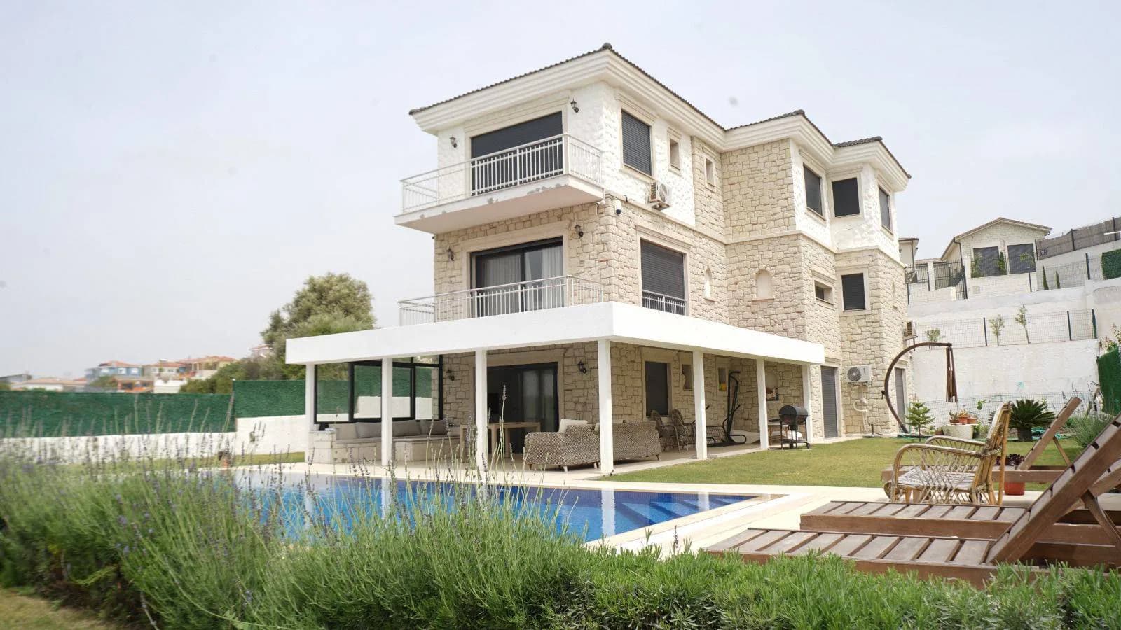 Çeşme'de Görkemli Deniz ve Doğa Manzaralı, Özel Havuzlu, Kiralık Villa görsel 1