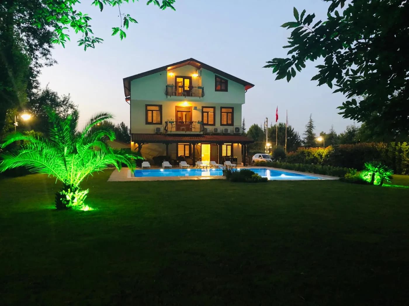 Sakarya Sapanca'da Elverişli Konumda, Özel Havuzlu, Geniş Villa görsel 1