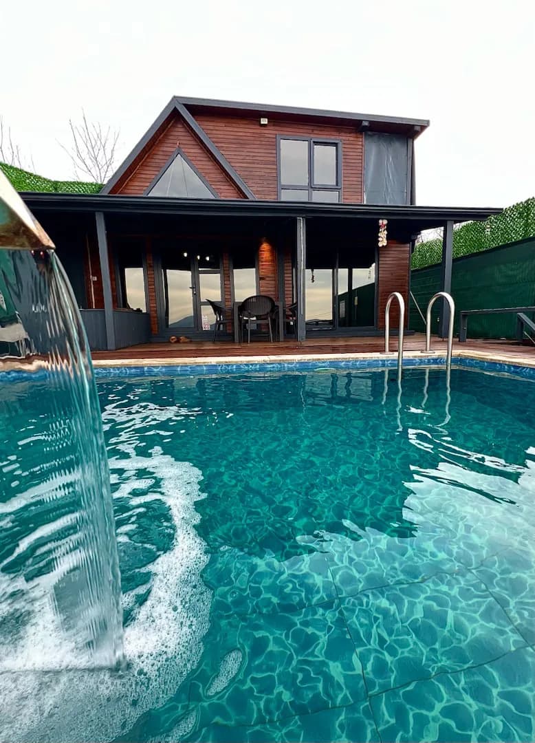 Sapanca Hacımercan'da Göl Manzaralı, Isıtmalı Havuzlu, Kiralık Bungalov görsel 1
