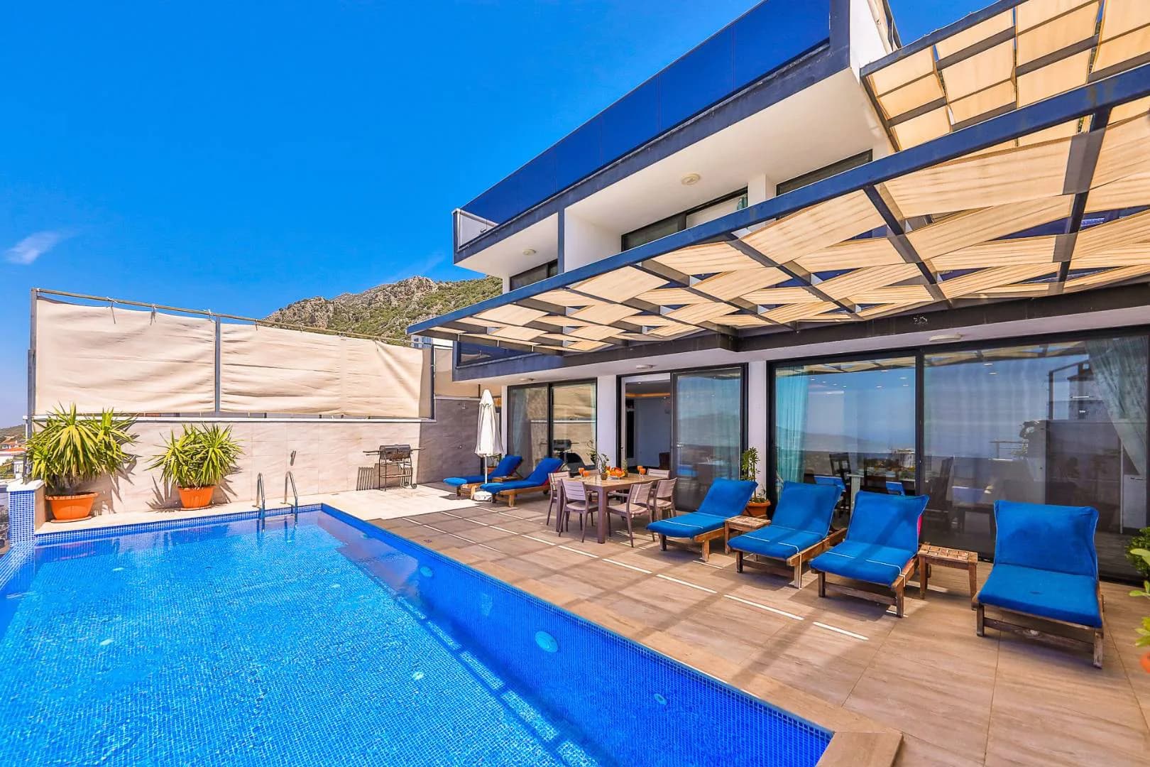 Kaş Bezirgan'da Eşsiz Manzaralı, Açık ve Kapalı Havuzlu, Kiralık Villa görsel 3