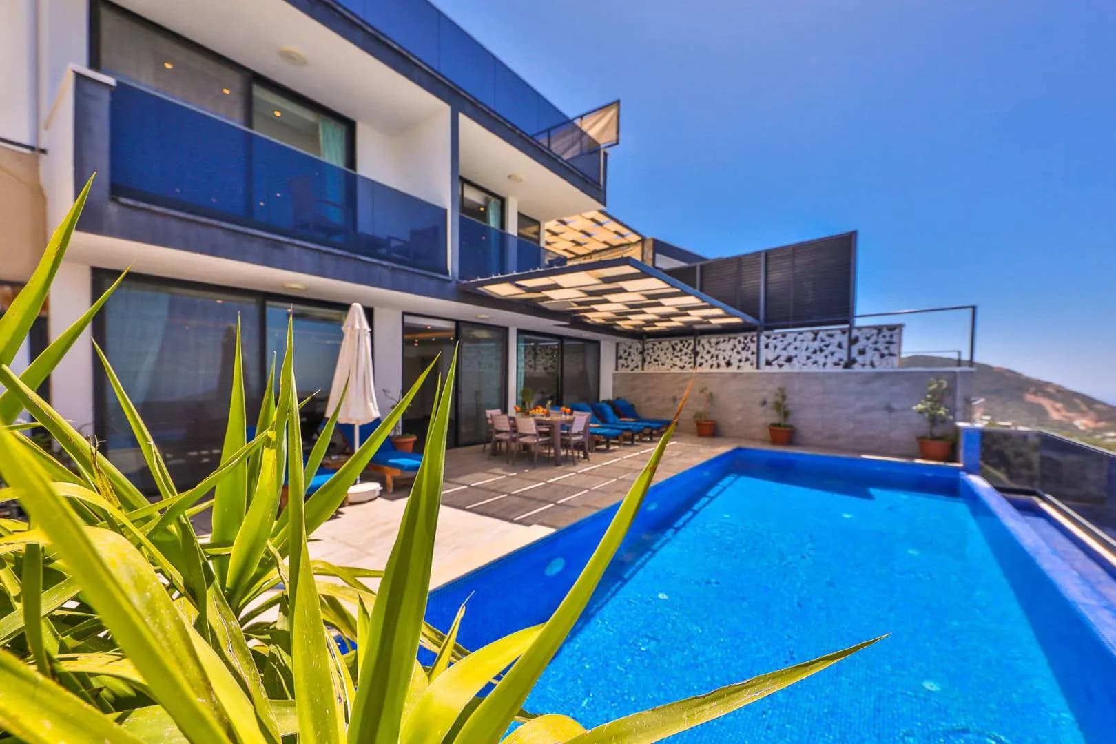 Kaş Bezirgan'da Eşsiz Manzaralı, Açık ve Kapalı Havuzlu, Kiralık Villa görsel 2