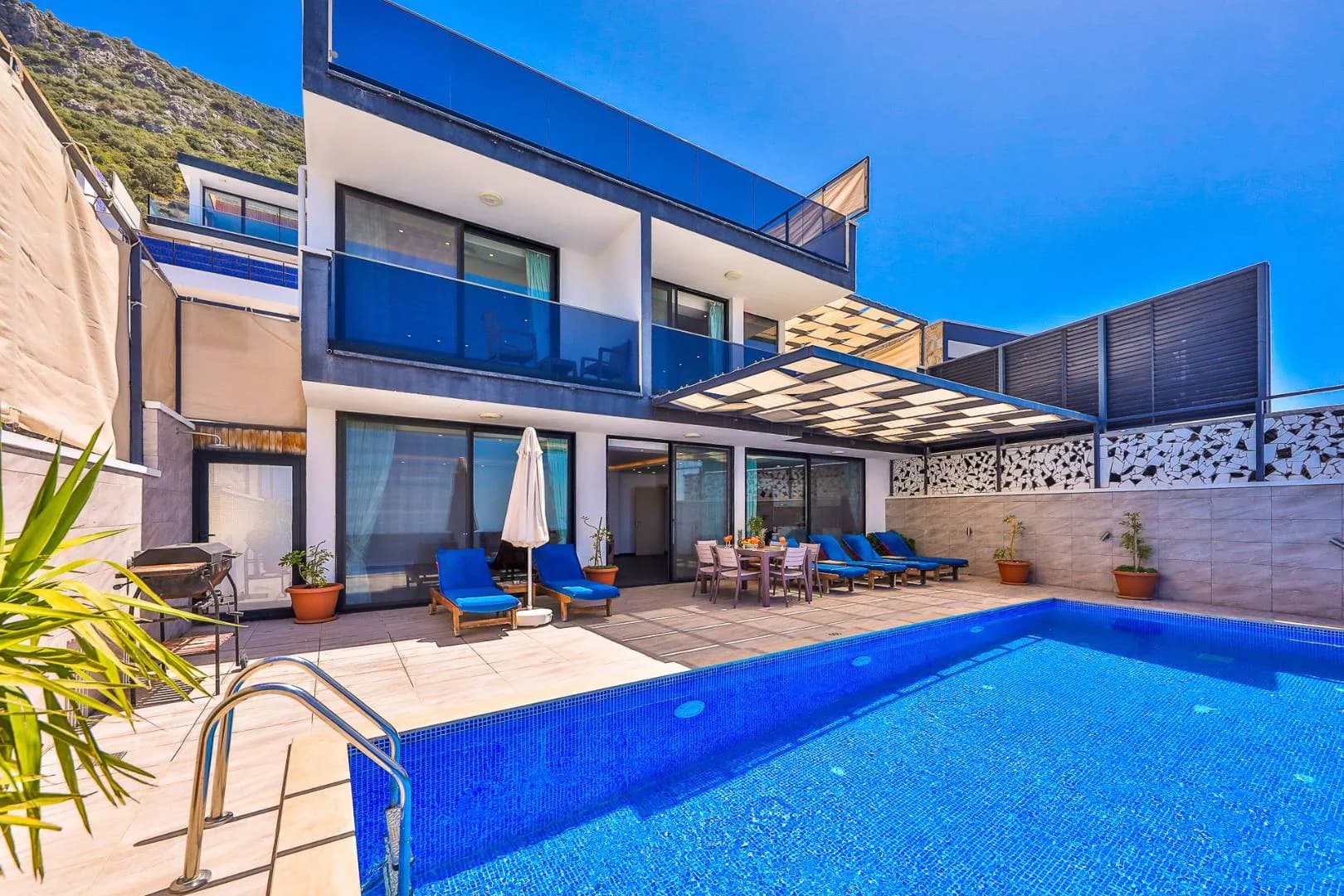 Kaş Bezirgan'da Eşsiz Manzaralı, Açık ve Kapalı Havuzlu, Kiralık Villa görsel 1