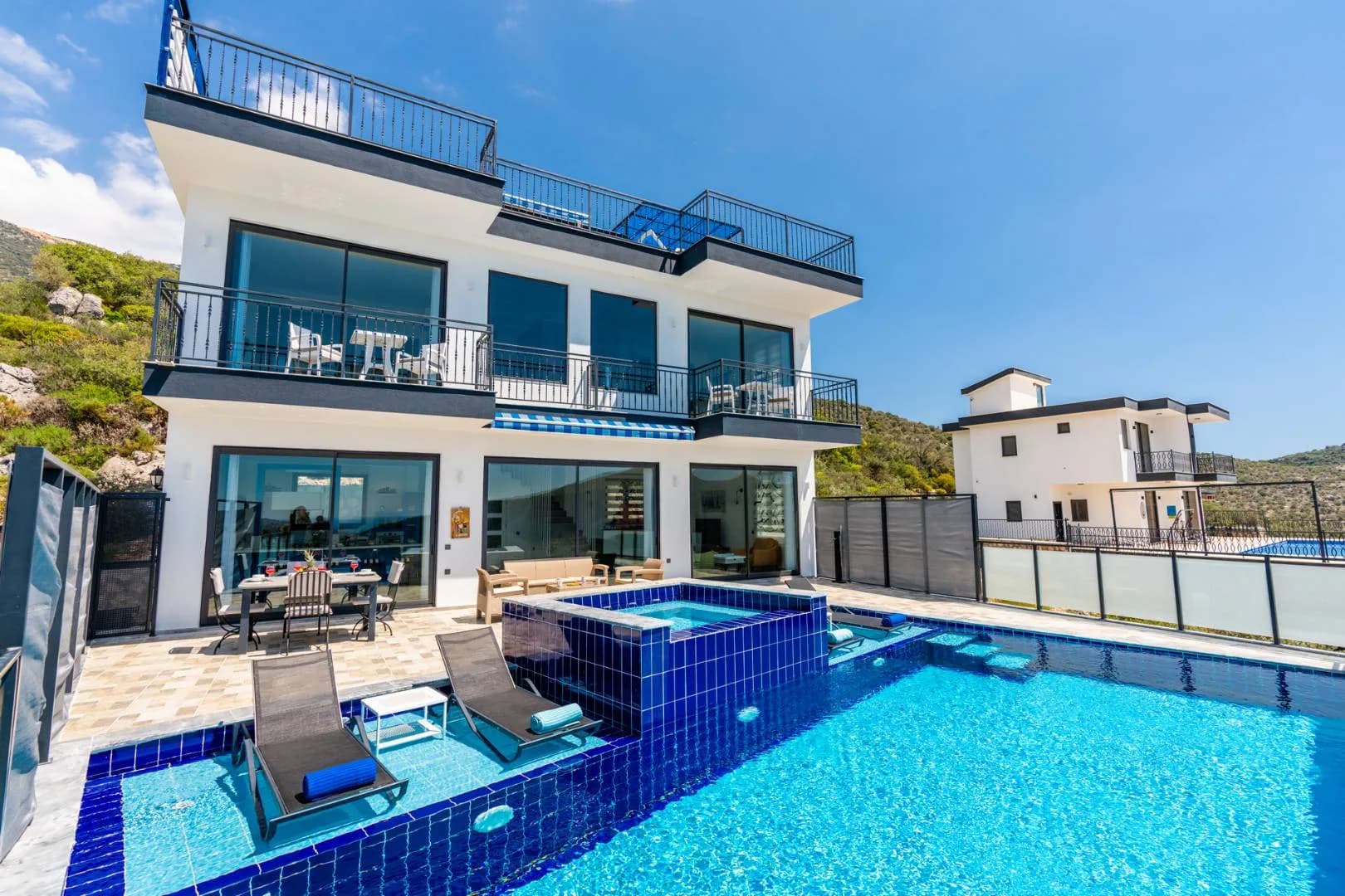 Kaş Bezirgan'da Doğa Manzaralı, Yetişkin ve Çocuk Havuzlu, Lüks Villa görsel 1