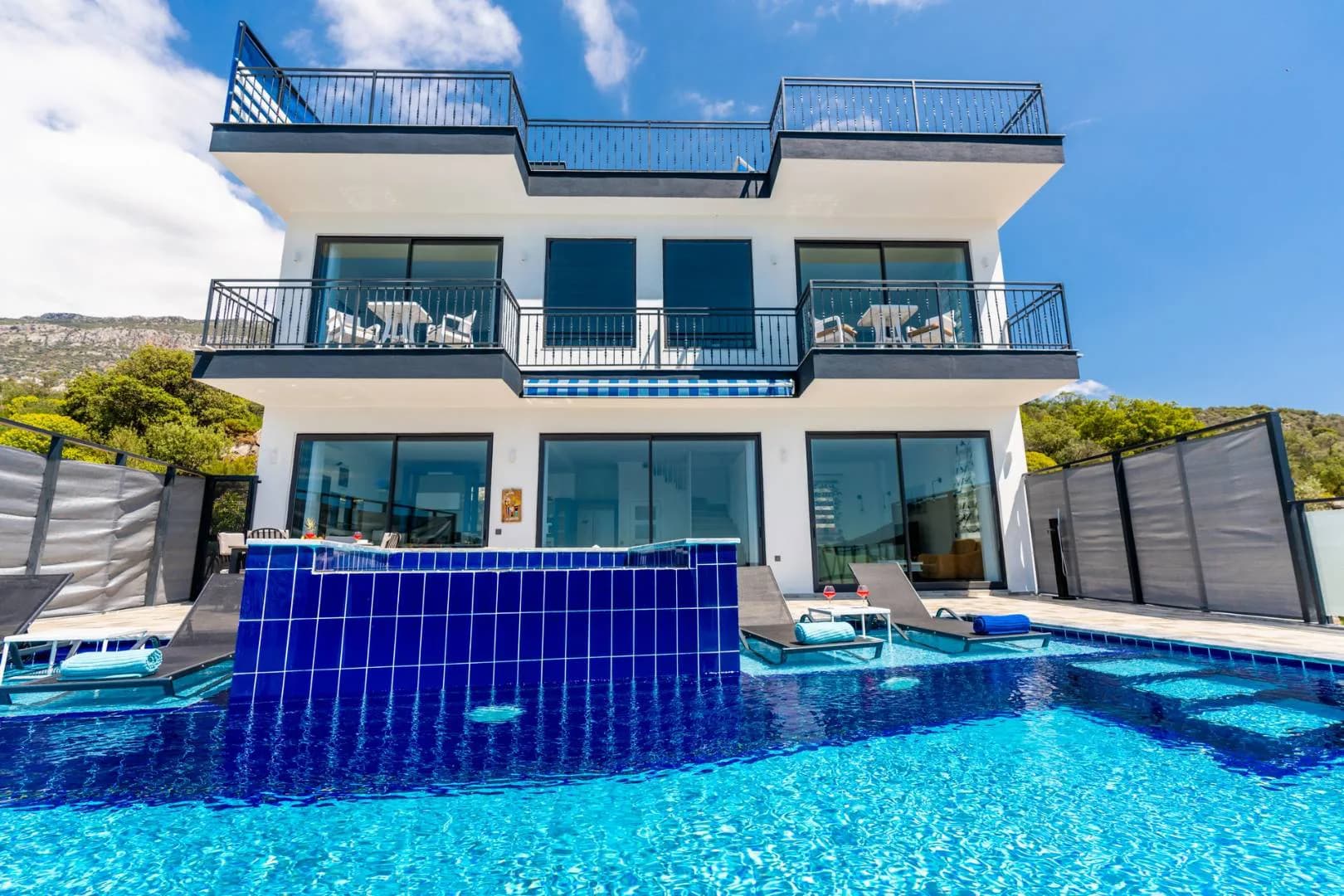 Kaş Bezirgan'da Doğa Manzaralı, Yetişkin ve Çocuk Havuzlu, Lüks Villa görsel 2