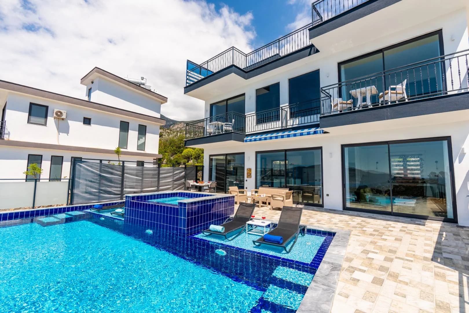 Kaş Bezirgan'da Doğa Manzaralı, Yetişkin ve Çocuk Havuzlu, Lüks Villa görsel 3