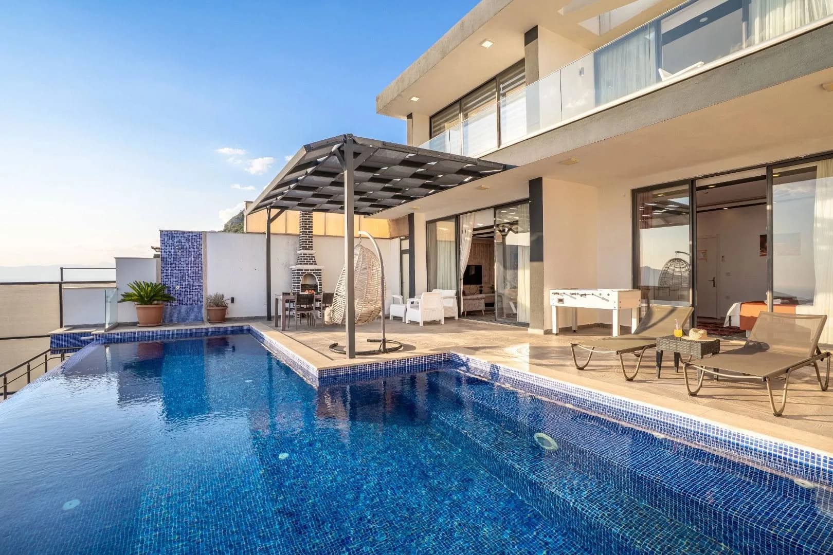 Kaş Bezirgan'da Muhteşem Manzaralı, Özel Havuzlu, Konforlu Villa görsel 1