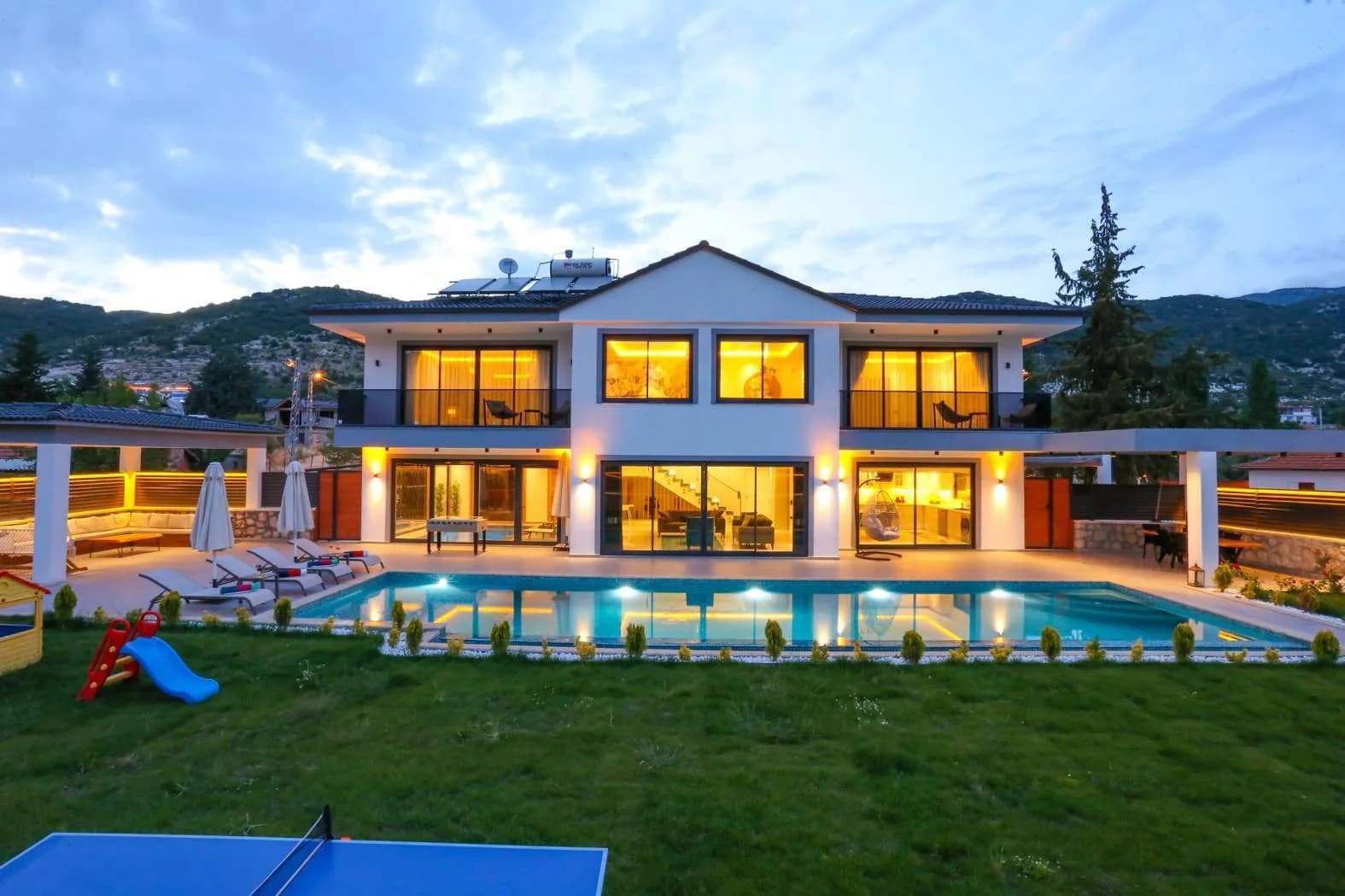 Kaş Sarıbelen'de Geniş Bahçeli, Özel Havuzlu, Olanaklı Villa görsel 1