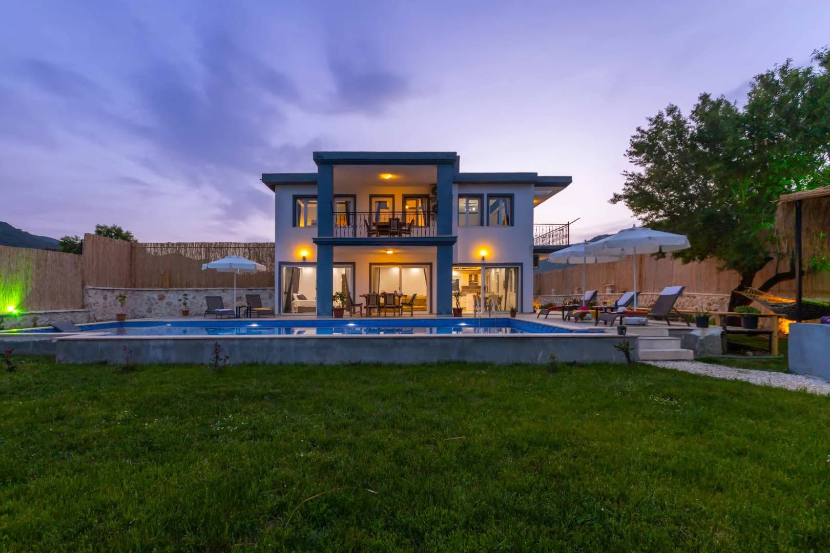 Kaş Sarıbelen'de Modern Tasarımlı, Özel Havuzlu, Bahçeli Villa görsel 1