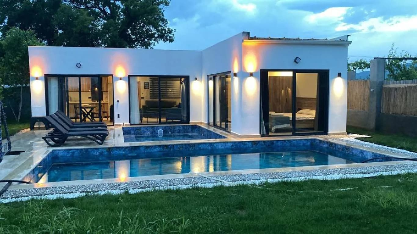 Muğla Fethiye'de Geniş Bahçeli, Özel Havuzlu, Kiralık Lüks Villa görsel 1