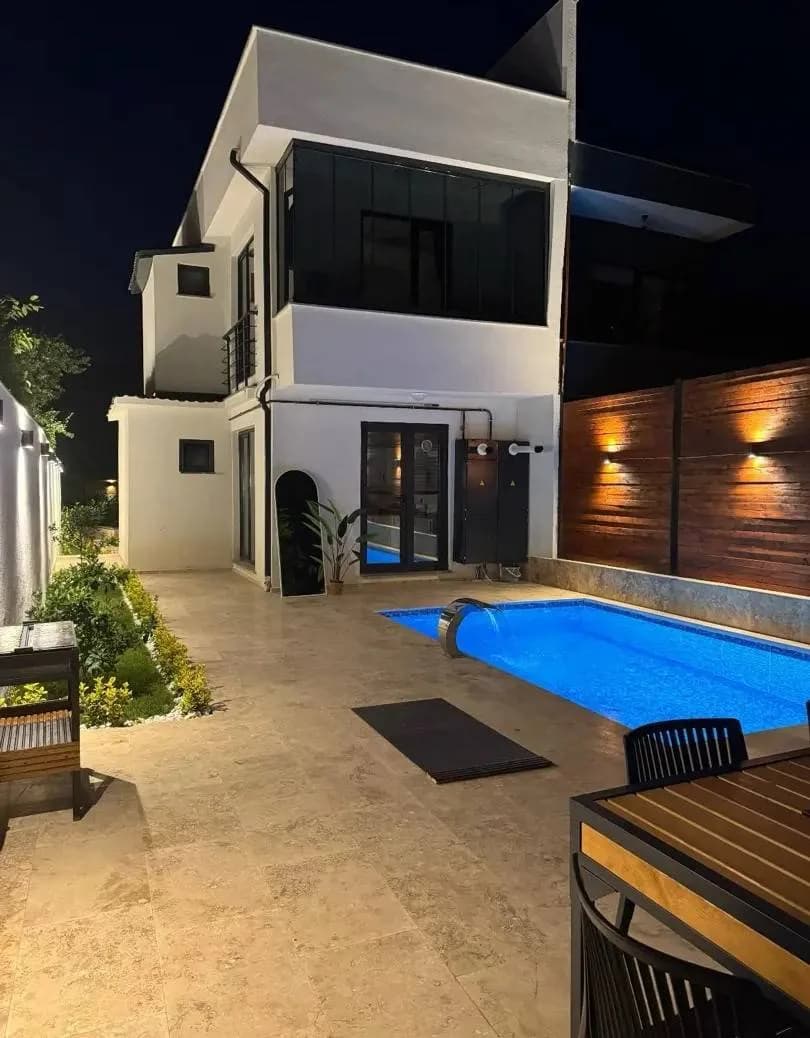 Sapanca Güldibi'nde Merkezi Konumda, Isıtmalı Havuzlu, Modern Villa görsel 1