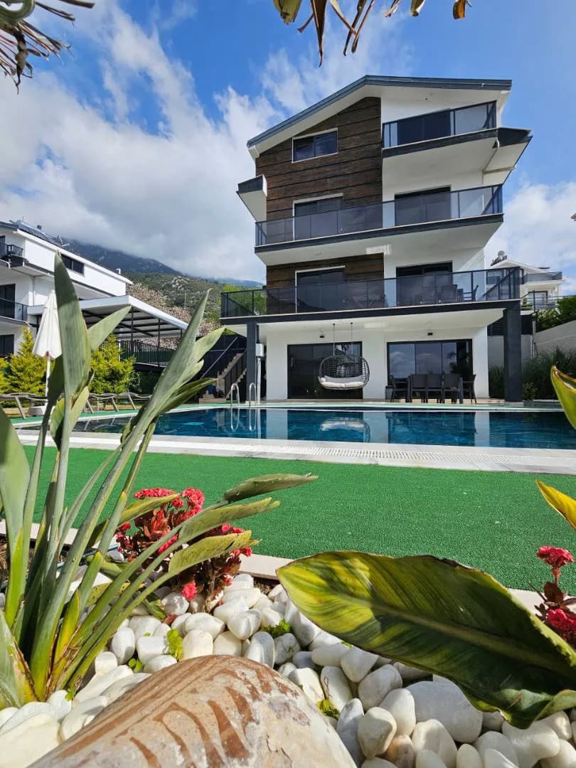Fethiye Ölüdeniz'de Geniş Bahçe İçerisinde, Özel Havuzlu, Kiralık Villa görsel 1