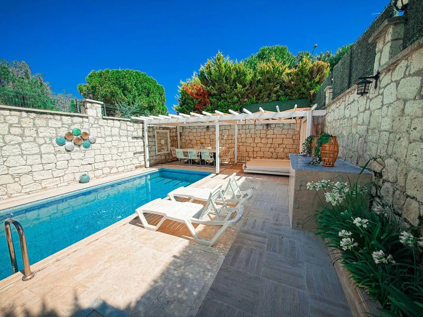 Çeşme Alaçatı'da Geniş Ailelere Uygun, Özel Havuzlu, Kiralık Villa görsel 3