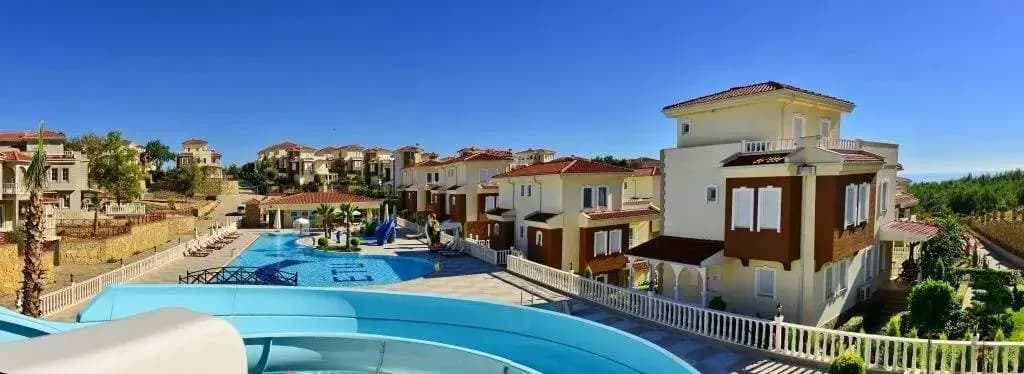 Alanya İncekum'da Modern Tasarımlı, Ortak Havuzlu, Bahçeli Villa görsel 1