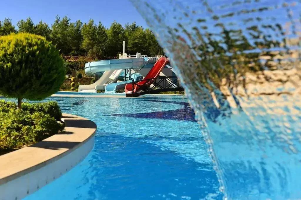 Alanya İncekum'da Modern Tasarımlı, Ortak Havuzlu, Bahçeli Villa görsel 3