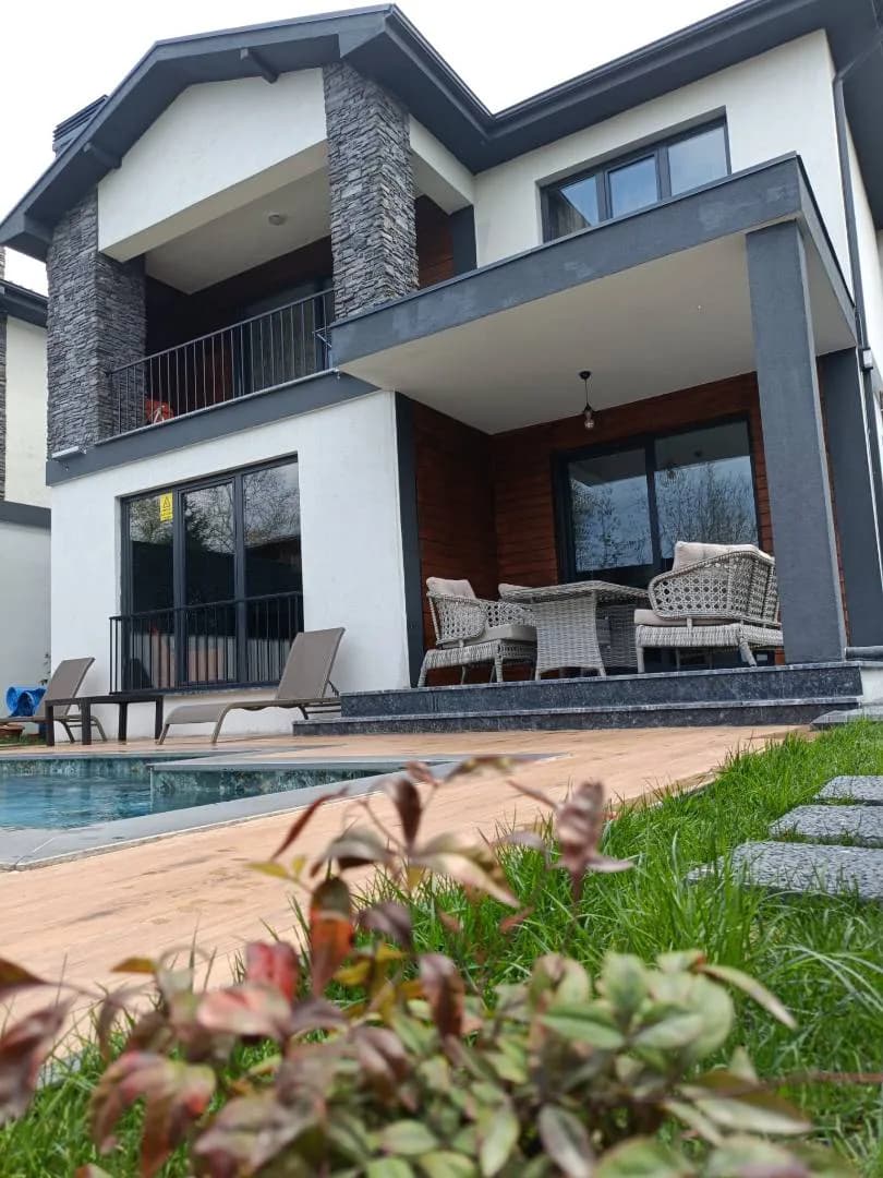 Sapanca Çayiçi'nde Modern Tasarımlı, Isıtmalı Özel Havuzlu, 4+1 Villa görsel 2