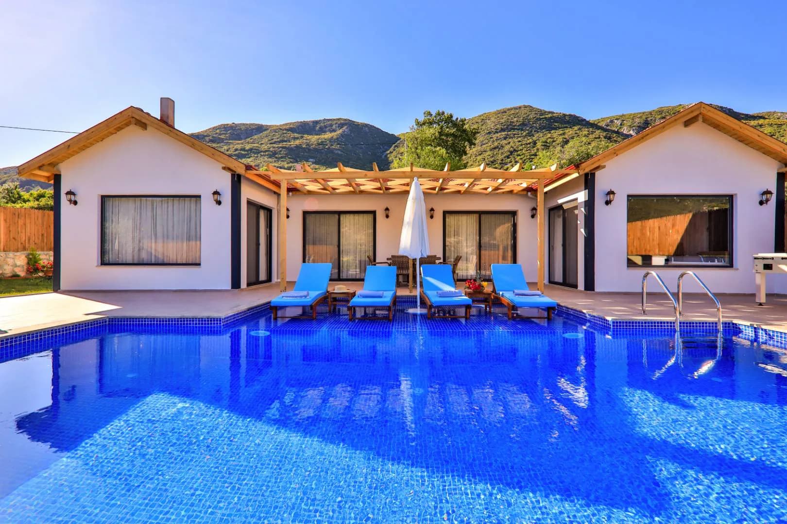 Kaş Hacıoğlan'da Yeşillikler İçerisinde, Özel Havuzlu, Bahçeli Villa görsel 1