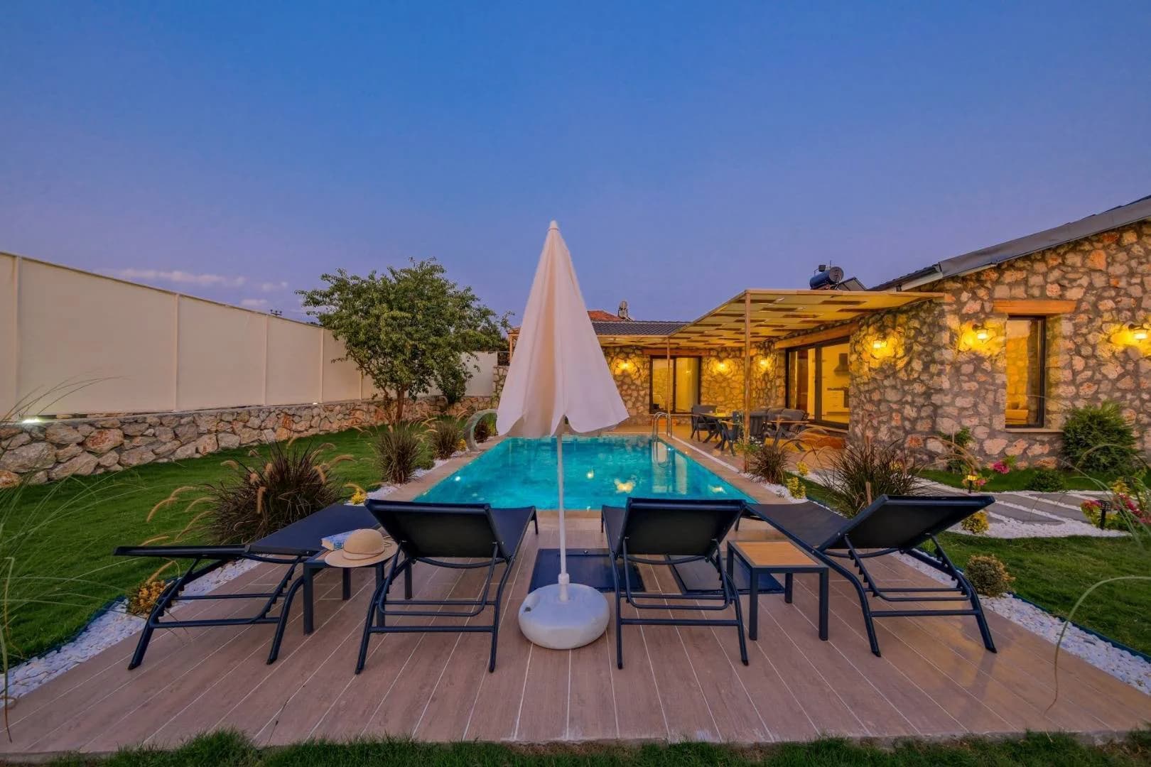 Fethiye Menteşoğlu'nda Minimalist Tasarımlı, Özel Havuzlu, Taş Villa görsel 3