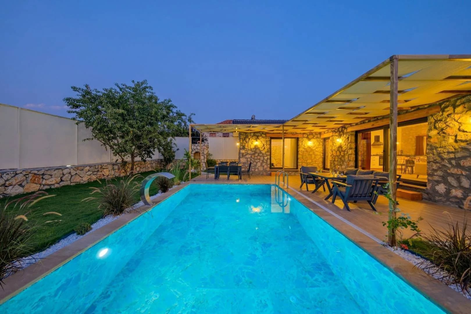 Fethiye Menteşoğlu'nda Minimalist Tasarımlı, Özel Havuzlu, Taş Villa görsel 2