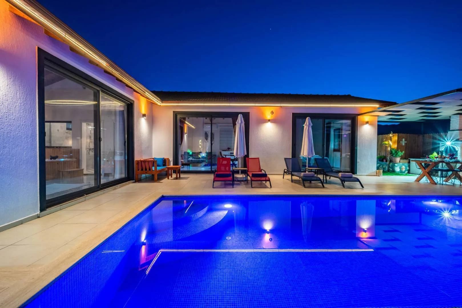 Kaş Sarıbelen'de Sesiz Konumda, Jakuzili, Modern Tasarımlı Villa görsel 2