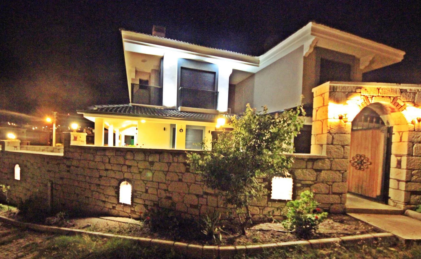 İzmir Çeşme'de Yapımı Yeni Tamamlanmış, Özel Havuzlu, 4+1 Villa görsel 1