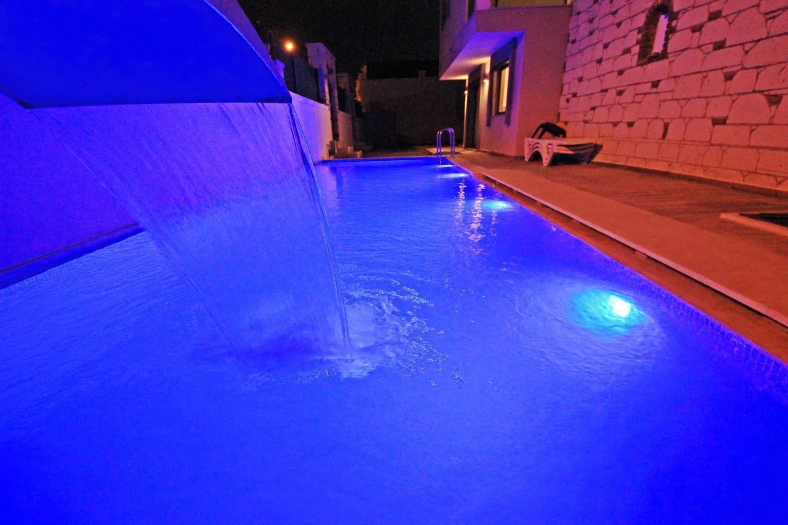 İzmir Çeşme'de Yapımı Yeni Tamamlanmış, Özel Havuzlu, 4+1 Villa görsel 3