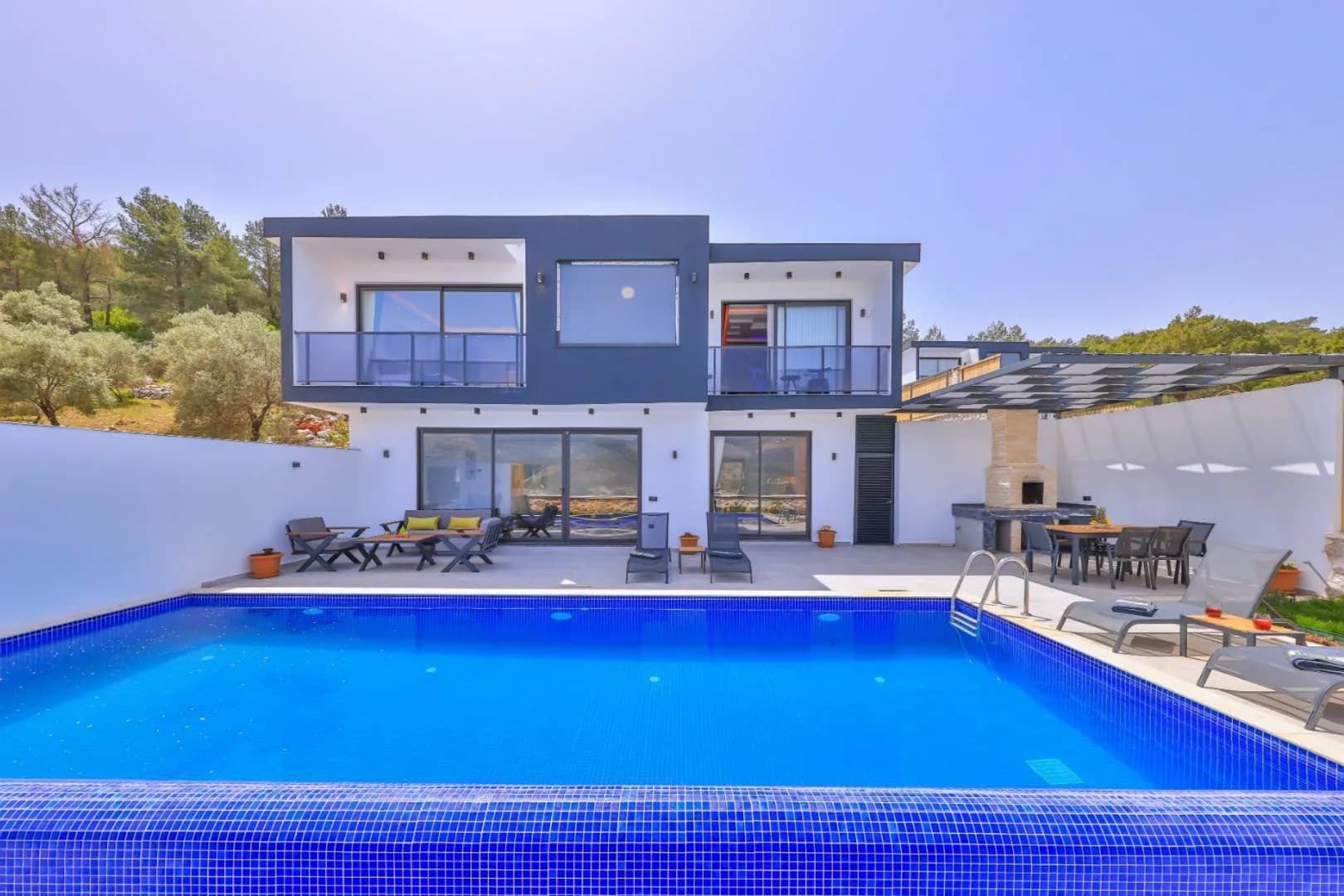 Kaş Yeşilköy'de Doğa Manzaralı, Özel Havuzlu, Konforlu Villa görsel 1