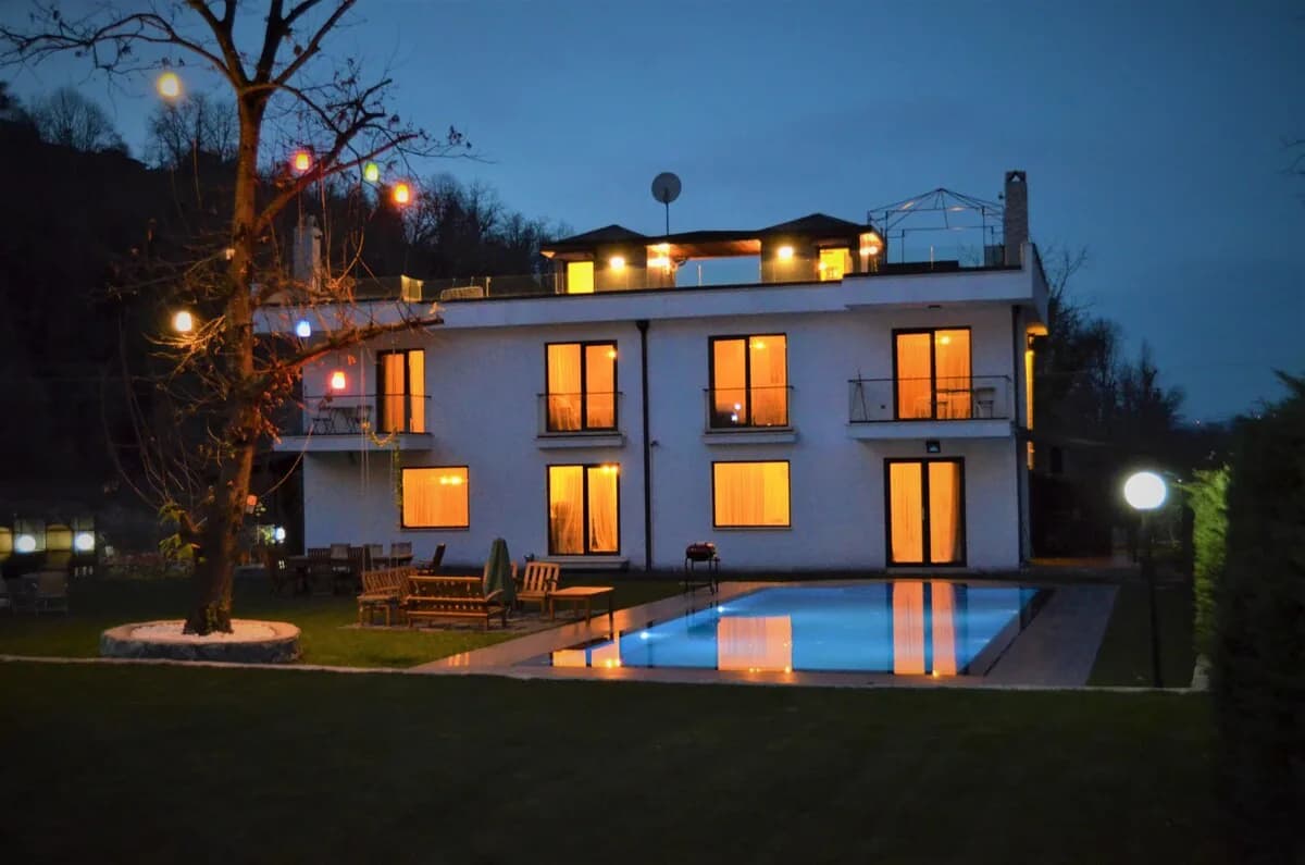 Sapanca'da Doğa Manzaralı Eşsiz Teraslı, Geniş Bahçeli, Şömineli Villa görsel 1