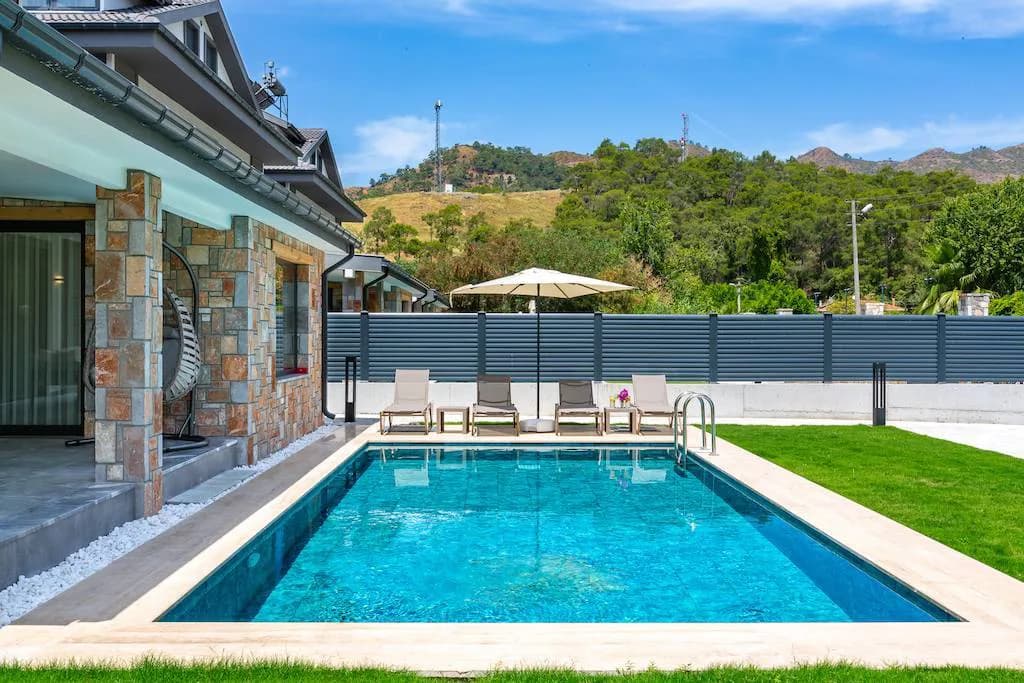 Fethiye Göcek'de Geniş Bahçeli, Özel Havuzlu, Konforlu Villa görsel 2