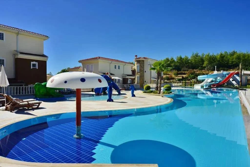 Alanya İncekum'da Site İçerisinde, Ortak Havuzlu, Geniş Bahçeli Villa görsel 1