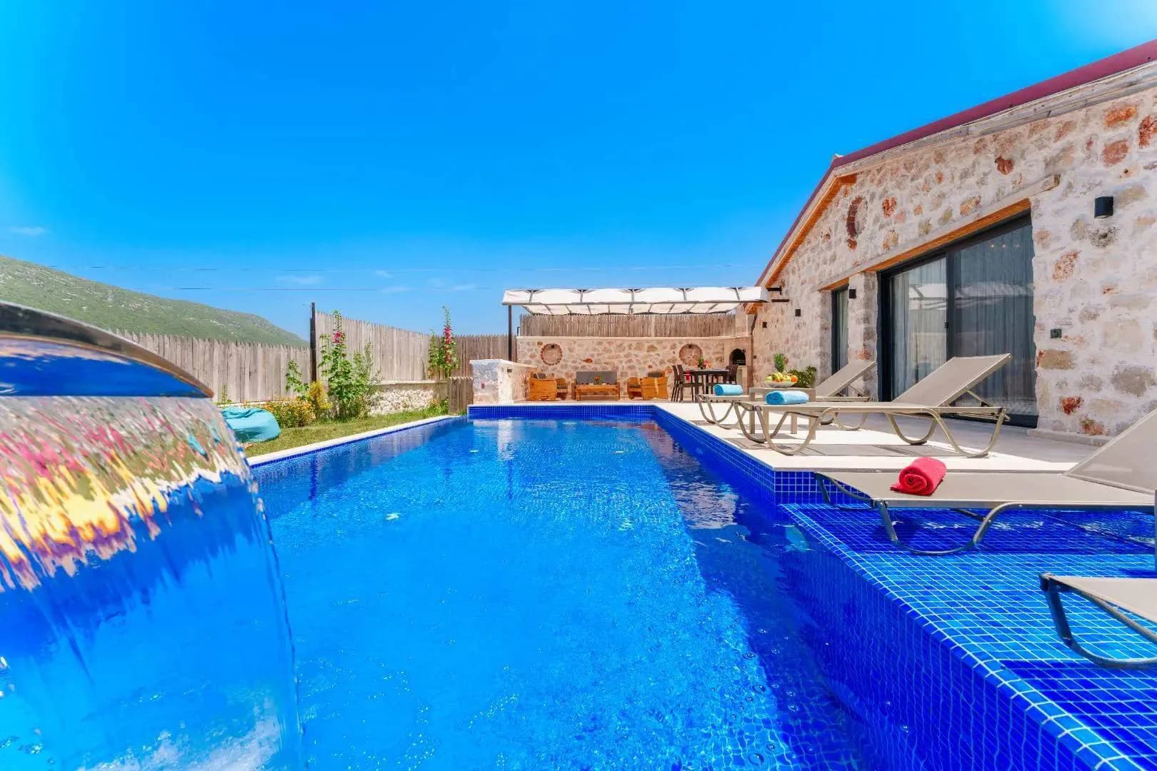 Kaş Sarıbelen'de Sakin Konumda, Özel Havuzlu, Çocuk Oyun Alanlı Villa görsel 3