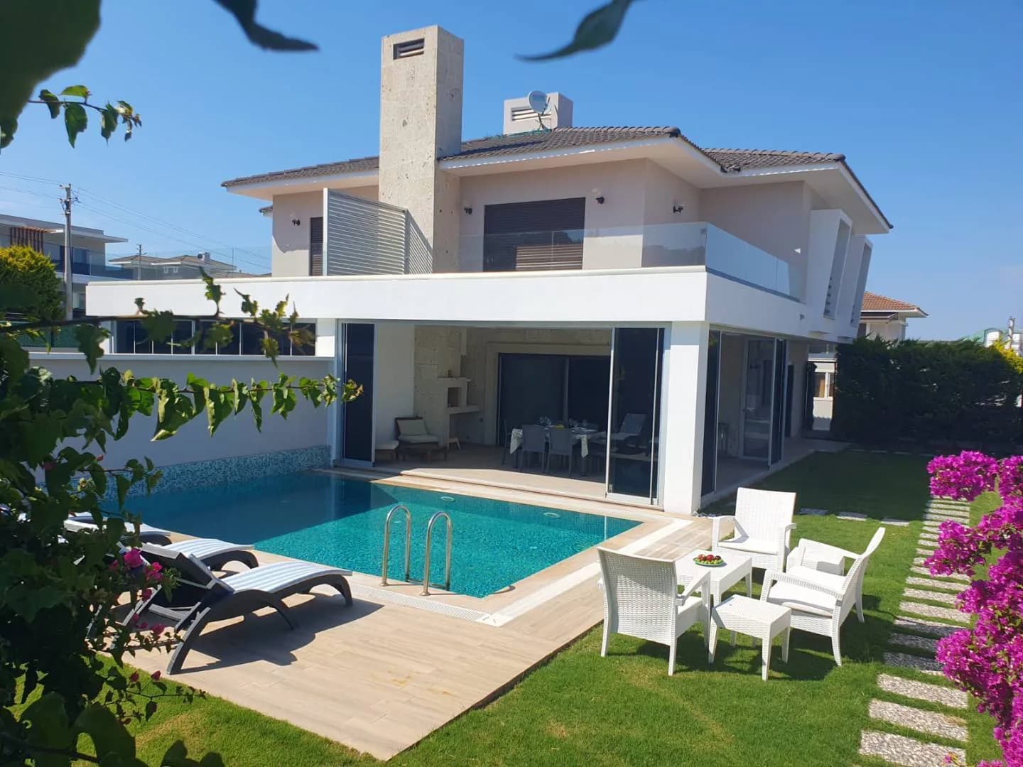 Çeşme Ali Bostan Plajına Yakın, Özel Havuzlu, Bahçeli, Konforlu Villa görsel 2