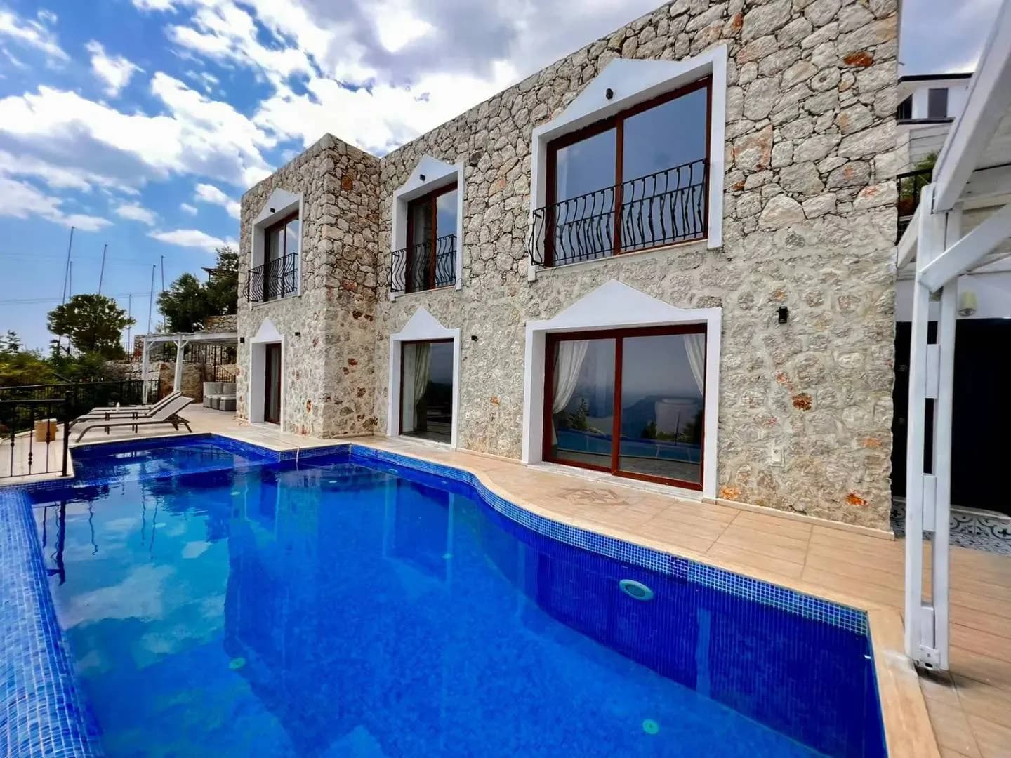 Kalkan Akbel'de Taş Mimarili, Sonsuzluk Havuzlu, Kiralık Villa görsel 1