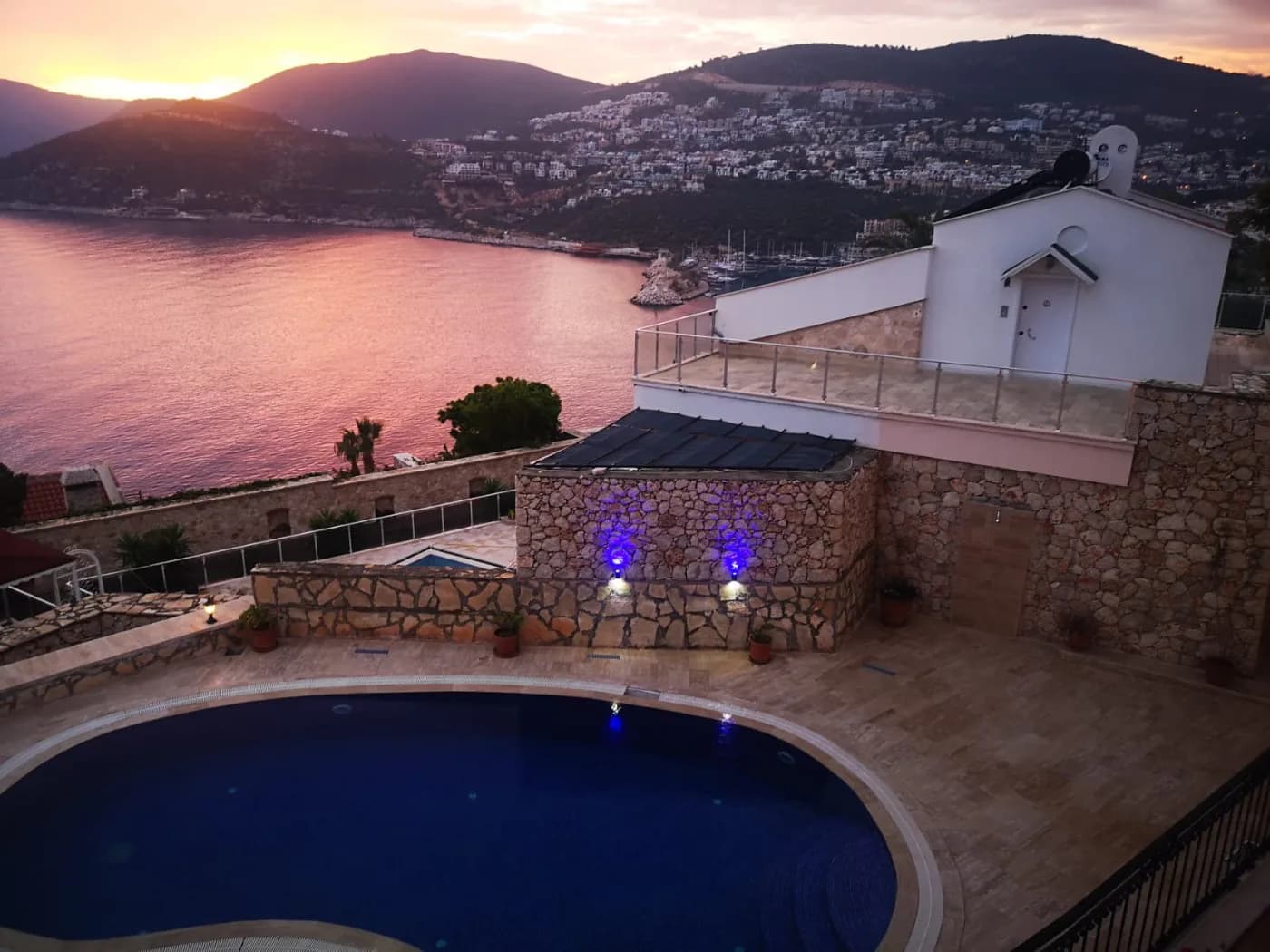 Kaş Kalkan'da Denize Yürüme Mesafesinde, Ortak Havuzlu, Kiralık Suit görsel 1