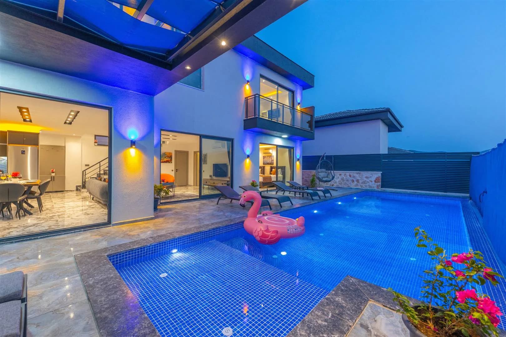 Kaş Yeşilköy'de Modern Tasarımlı, Özel Havuzlu, Hamam ve Saunalı Villa görsel 1