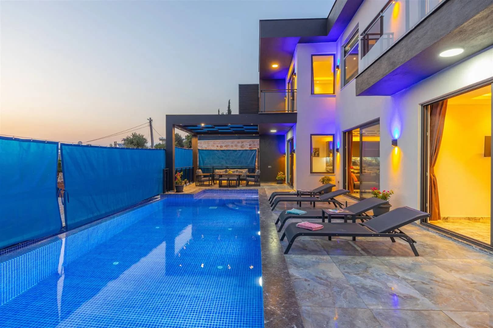 Kaş Yeşilköy'de Modern Tasarımlı, Özel Havuzlu, Hamam ve Saunalı Villa görsel 2