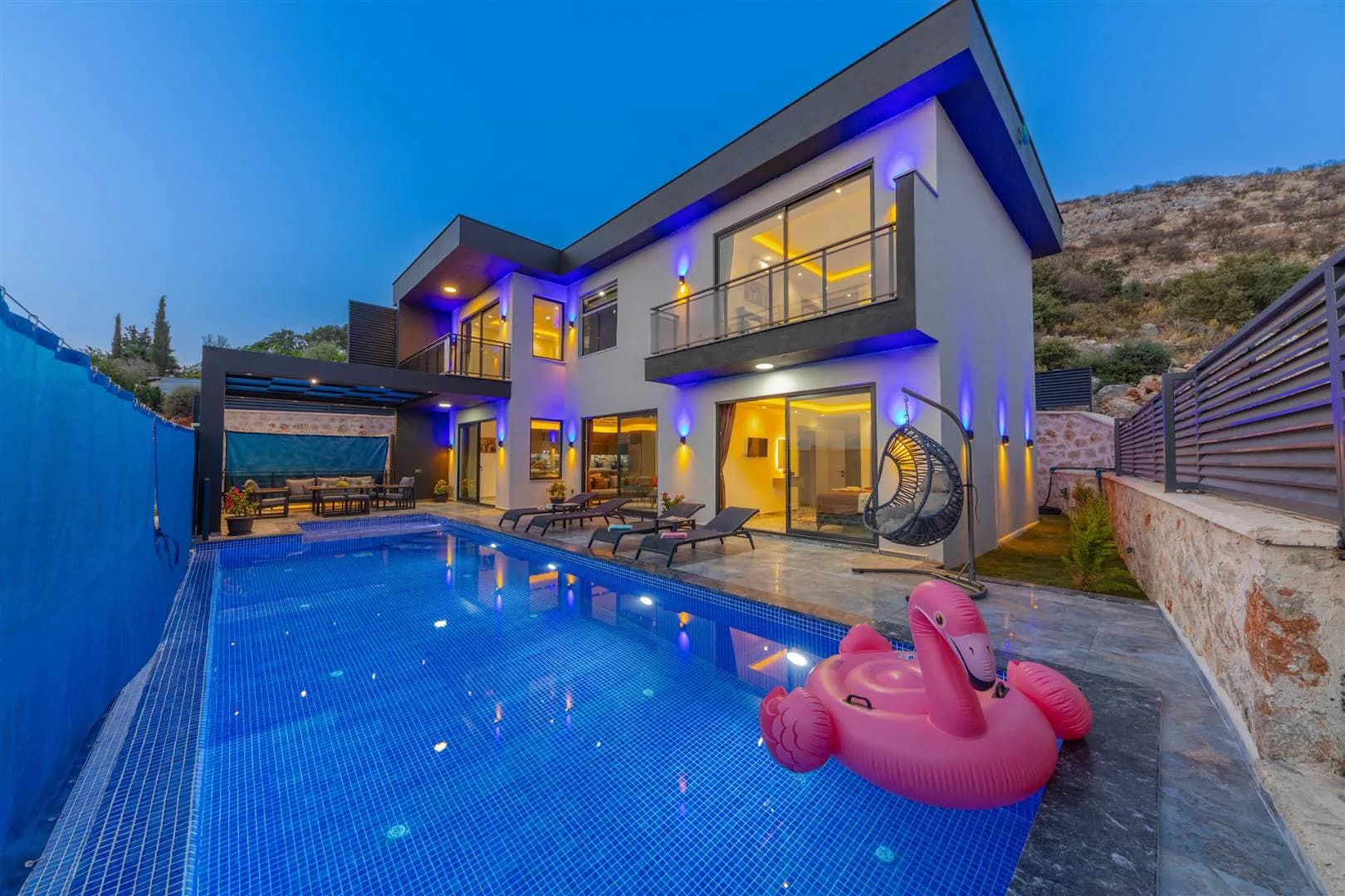 Kaş Yeşilköy'de Modern Tasarımlı, Özel Havuzlu, Hamam ve Saunalı Villa görsel 3