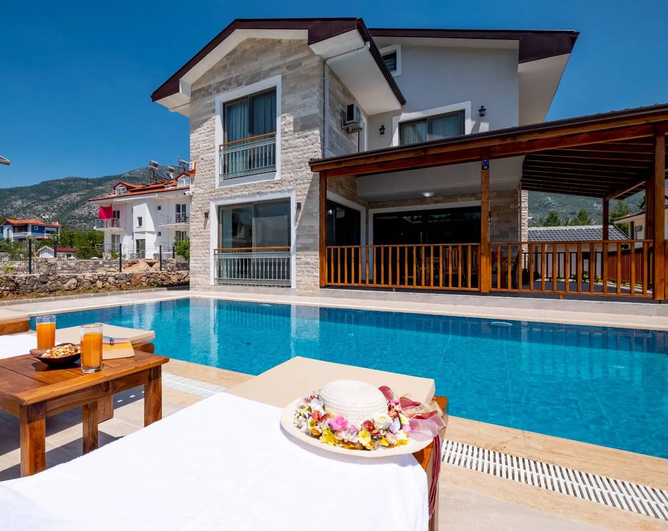 Fethiye Ölüdeniz'de Geniş Bahçeli, Özel Havuzlu, Modern Villa görsel 1