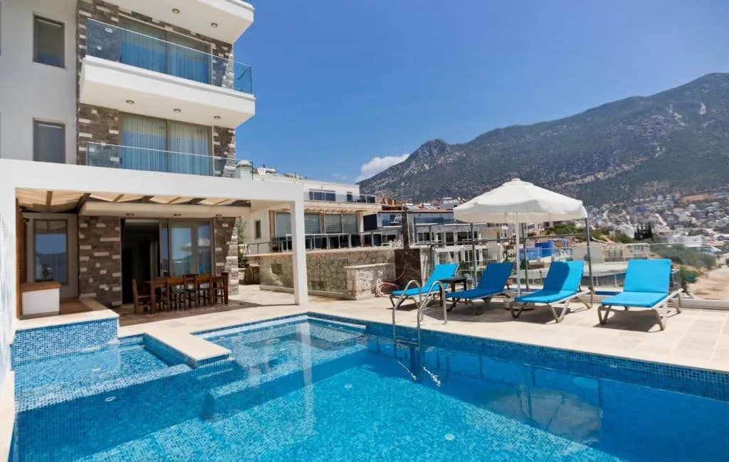 Kalkan'da Deniz Manzaralı, Yetişkin ve Çocuk Havuzlu, Konforlu Villa görsel 2