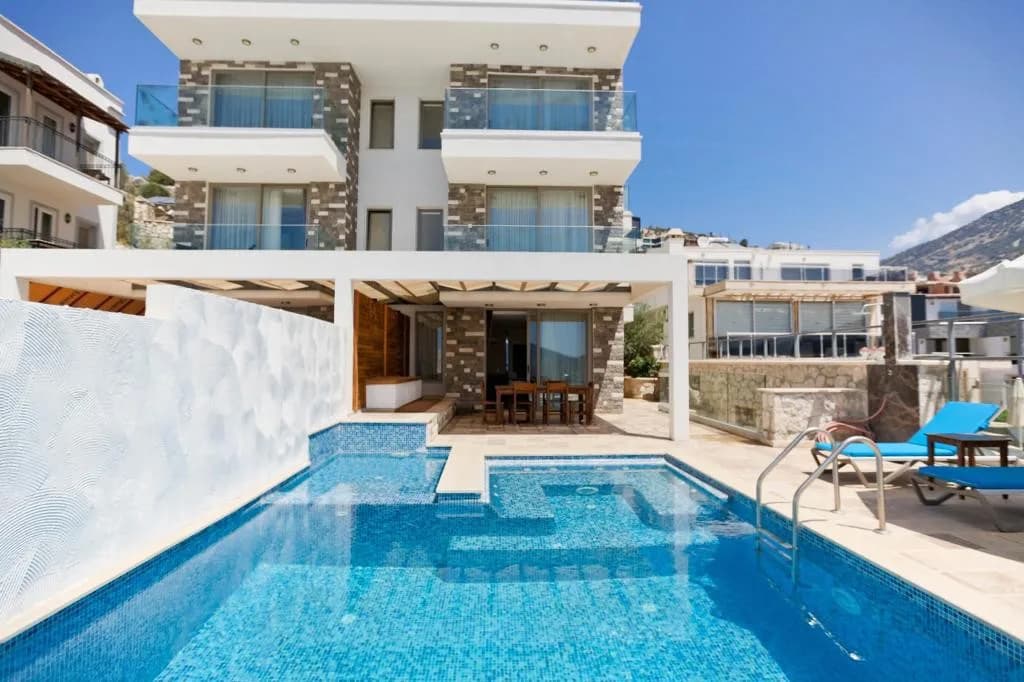 Kalkan'da Deniz Manzaralı, Yetişkin ve Çocuk Havuzlu, Konforlu Villa görsel 1