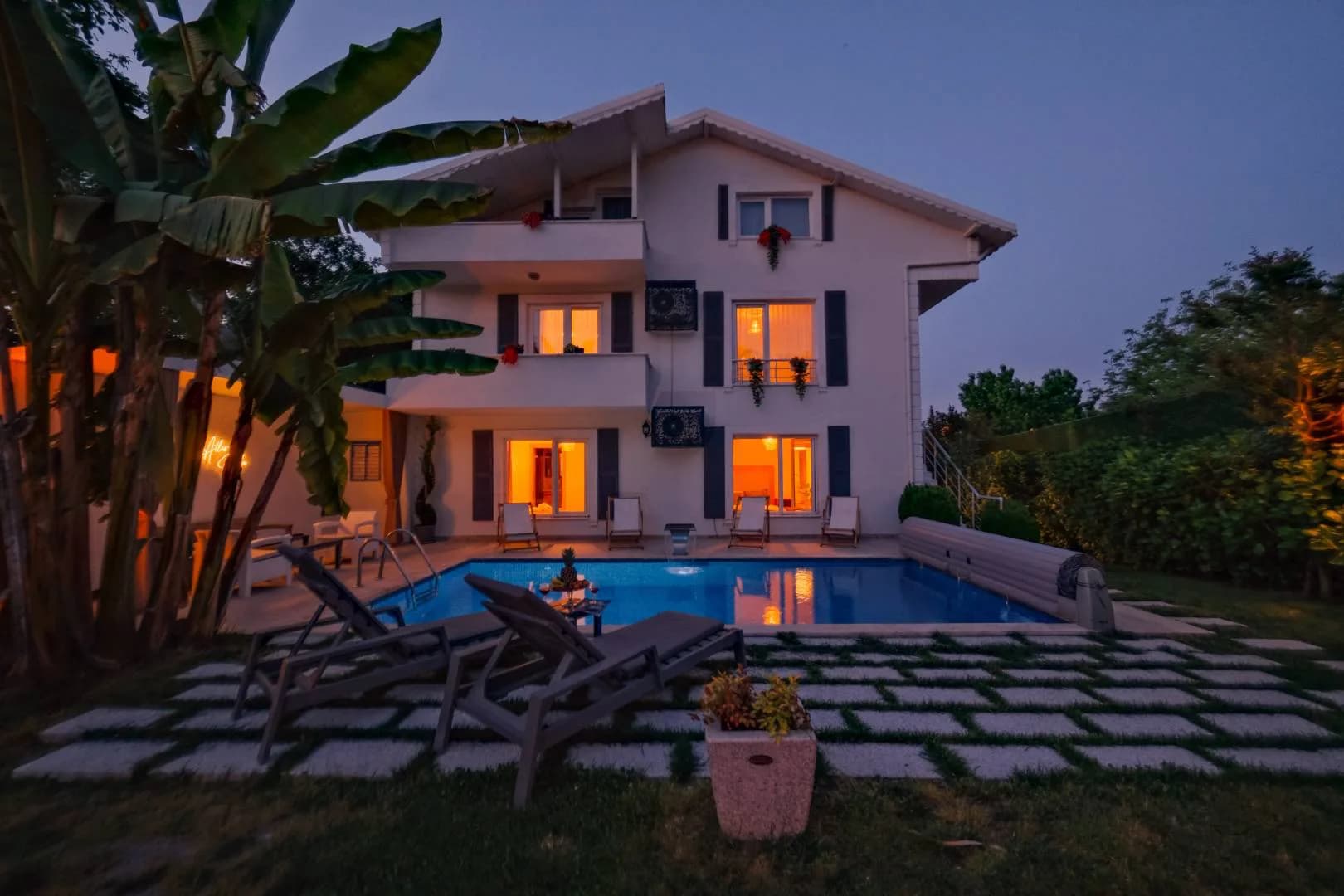 Sapanca Yanık'ta Geniş Bahçeli, Isıtmalı Özel Havuzlu, Lüks Villa görsel 1