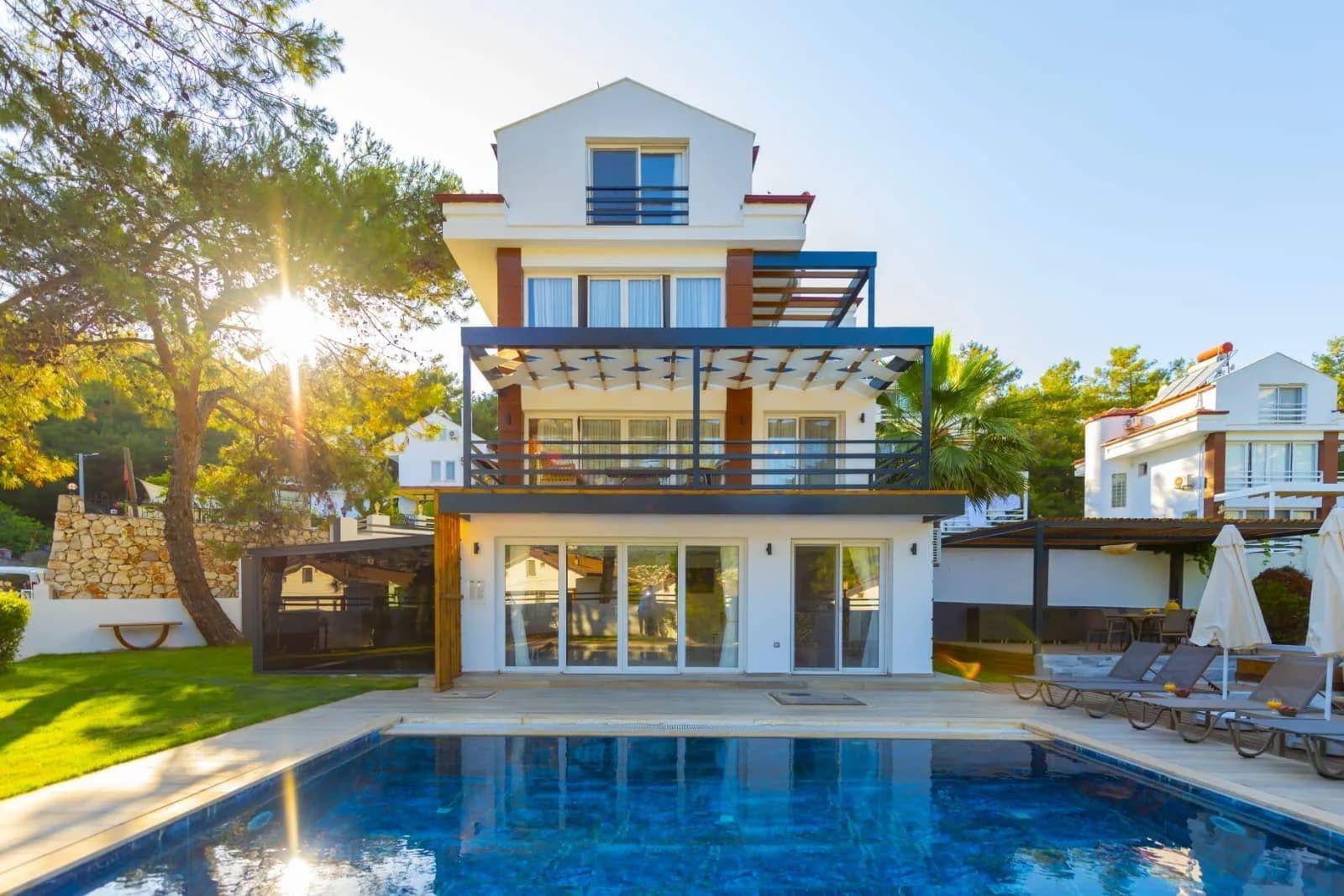 Fethiye Ölüdeniz'de Modern Tasarımlı, Özel Havuzlu, 4+1 Konforlu Villa görsel 1