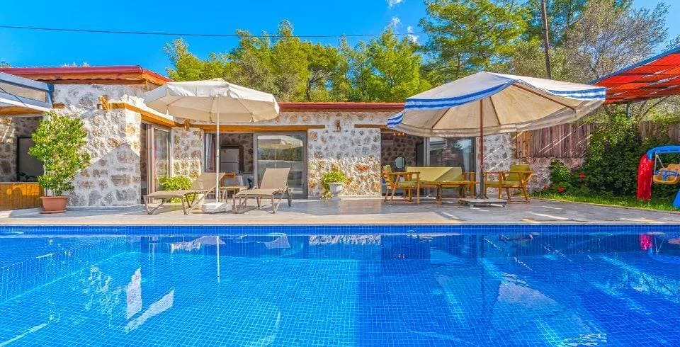 Kaş Yeşilköy'de Yeşillikler İçerisinde, Özel Havuzlu, Konforlu Villa görsel 1