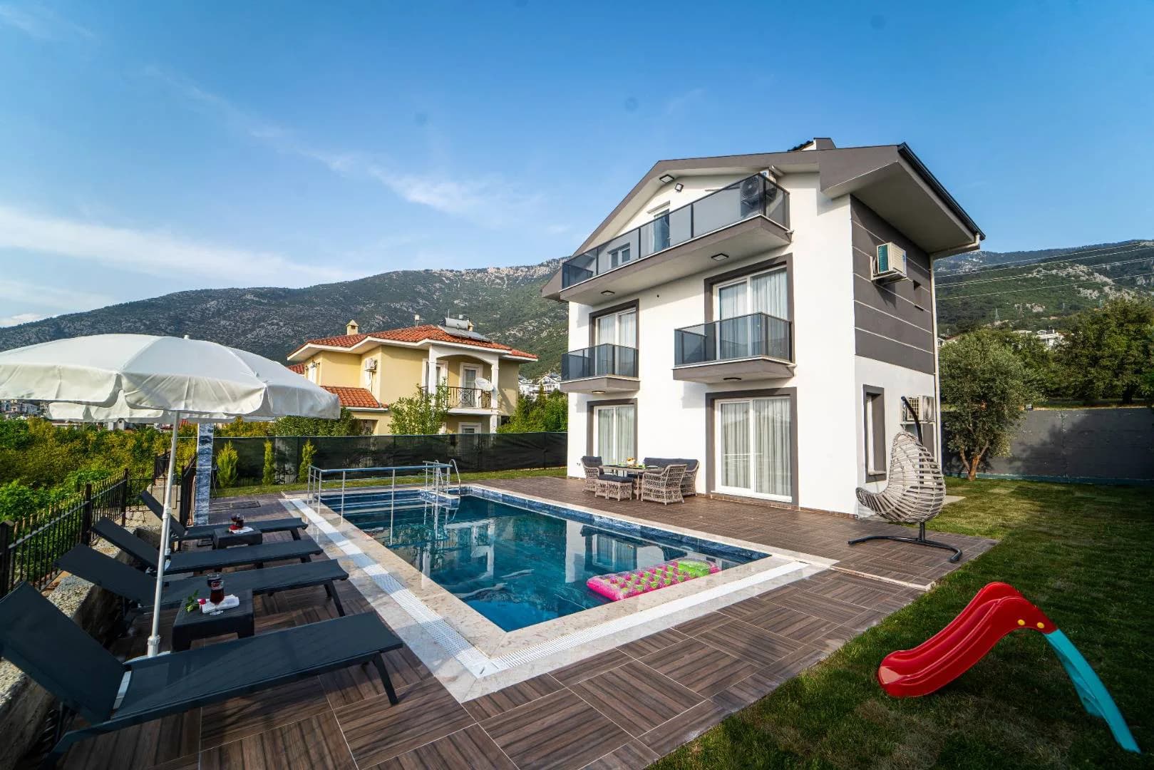 Fethiye'de Ölüdeniz'de Merkezi Konumda, Çocuk Havuzlu, Modern Villa görsel 3